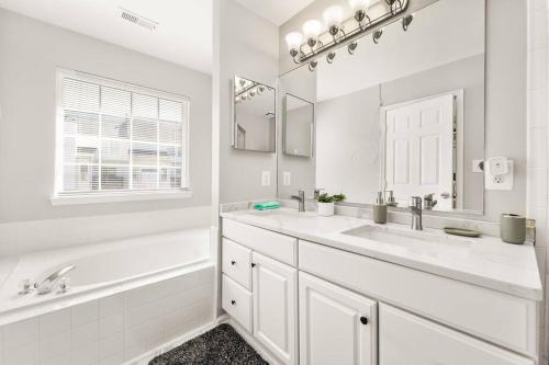 Gorgeous 4BR/3BA Sterling Home I Near AD Airport I Gigabit WiFi I Parking in Sterling, USA