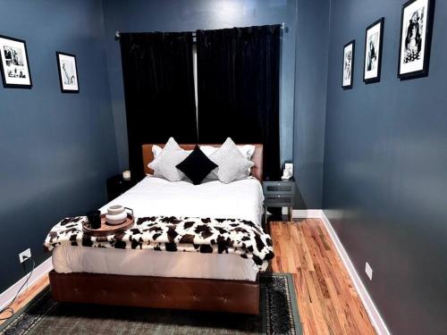 Chic Safari Haven - 2 BD2 BA - Sleeps 8 in Chicago, USA