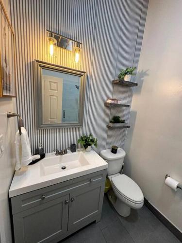 Chic Safari Haven - 2 BD2 BA - Sleeps 8 in Chicago, USA