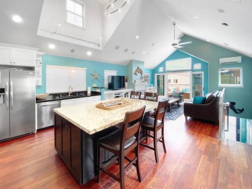Massive Mission Beach Home - Fire Pit & Deck - Tap to explore photos