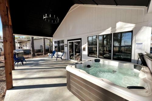 *NEW* Breathtaking Lakeside #1 Home in Porum, USA