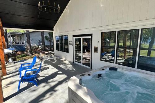 *NEW* Breathtaking Lakeside #1 Home in Porum, USA