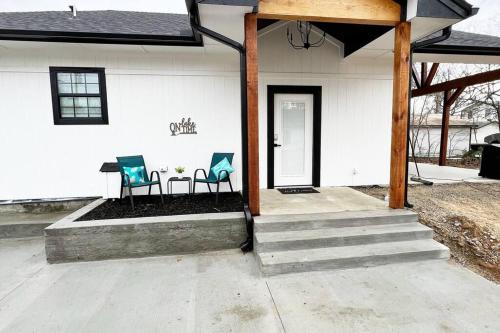 *NEW* Beautiful LakeSide #2 Home in Porum, USA