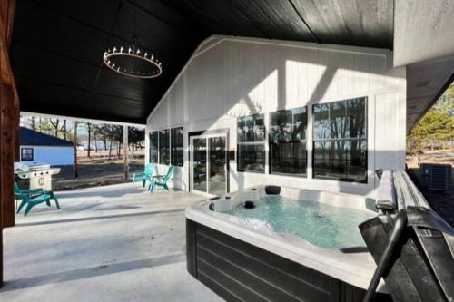 *NEW* Beautiful LakeSide #2 Home in Porum, USA