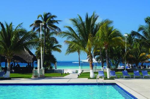 Oceanfront condo at voted best Cancun sandy beach, Cancún