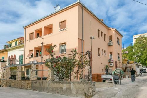 Apartments with parking space Split - 14051 2