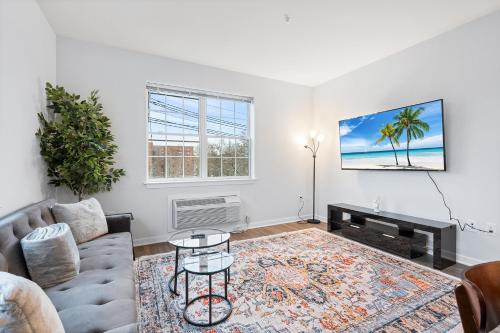 2 Bed Condo with Gym and Laundry Minutes from NYC in Jersey City, USA