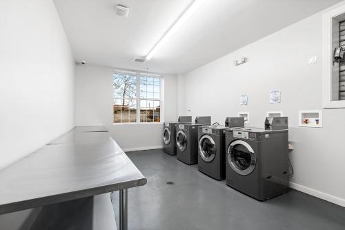 2 Bed Condo with Gym and Laundry Minutes from NYC