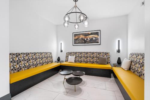 2 Bed Condo with Gym and Laundry Minutes from NYC