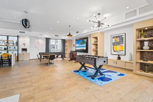 2 Bed Condo with Gym and Laundry Minutes from NYC