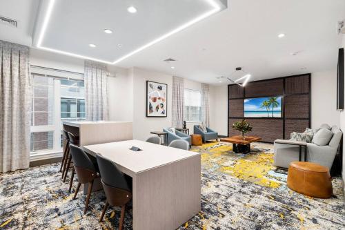 Urban Luxury Condo: 20 Mins to NYC Gym, Laundry in Jersey City, USA