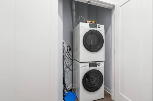 Urban Luxury Condo: 20 Mins to NYC Gym, Laundry in Jersey City, USA