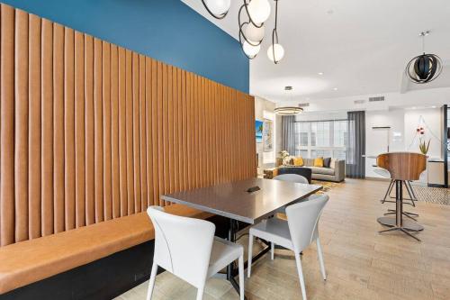 Urban Luxury Condo: 20 Mins to NYC Gym, Laundry in Jersey City, USA
