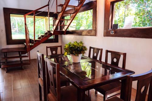 Létesítmények, Miles Away in Cobano