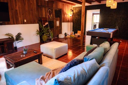 Közös társalgó / TV, Miles Away in Cobano