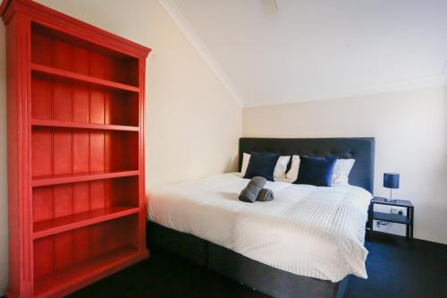 Cozy 2 Bedroom Apartment Chippendale II - image 6