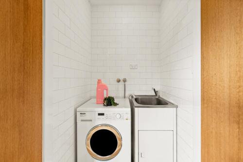Balmain Retreat - 2BR + Study - image 8