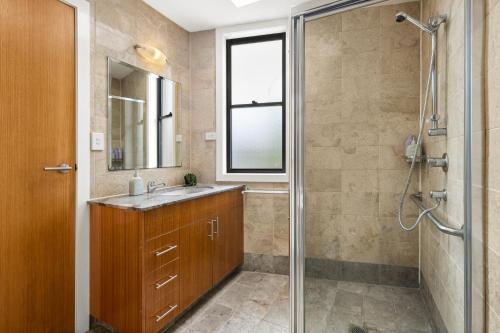 Balmain Retreat - 2BR + Study - image 9