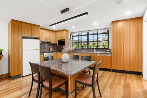 Balmain Retreat - 2BR + Study - image 4
