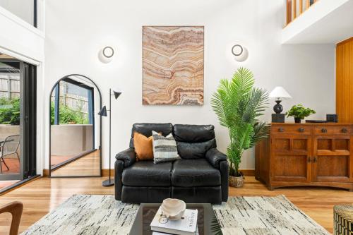 Balmain Retreat - 2BR + Study - image 3