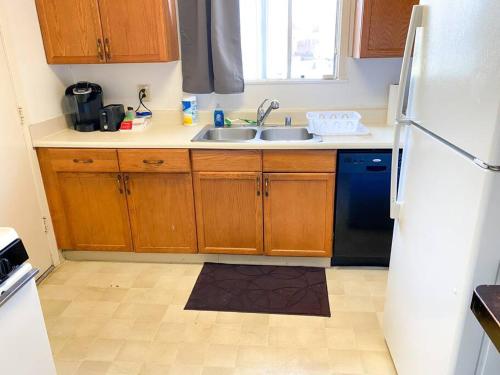 Kitchen, Cozy 3BR Home With King Size Bed in Union City (CA)