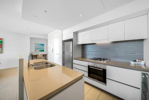 Cocina, Oaks Redcliffe Mon Komo Suites in Península Redcliffe