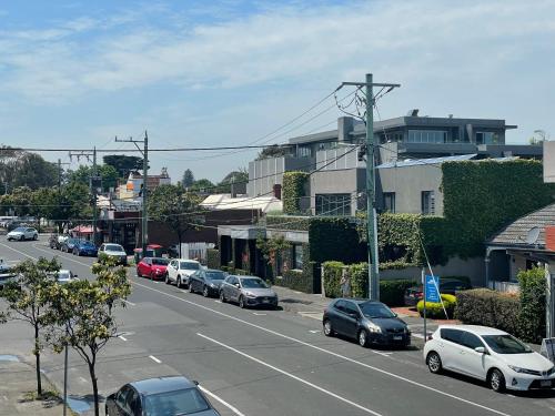 Beachside flat with free parking