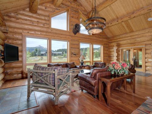 MDW Red Feather Lodge in Big Sky, USA