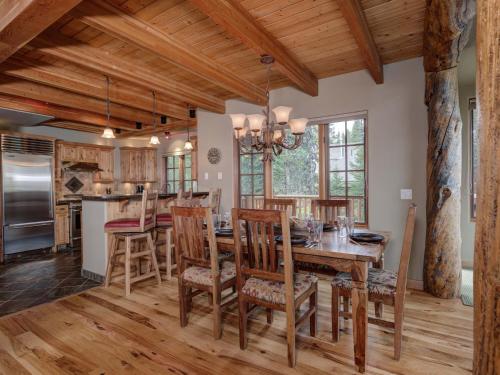 Moonlight Mountain Home 4 Mountain Home in Big Sky, USA