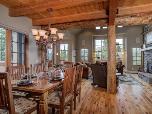 Moonlight Mountain Home 4 Mountain Home in Big Sky, USA