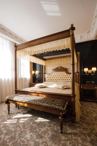 1 king bed, 1 sofa bed