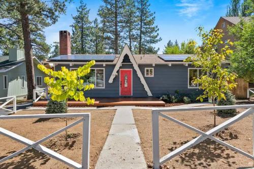 Sleepy Bear Cabin+Close to Resort+HotTub! in Big Bear Lake, USA