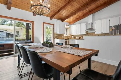 Sleepy Bear Cabin+Close to Resort+HotTub! in Big Bear Lake, USA