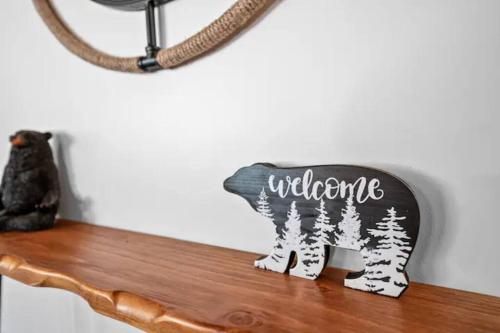 Sleepy Bear Cabin+Close to Resort+HotTub! in Big Bear Lake, USA