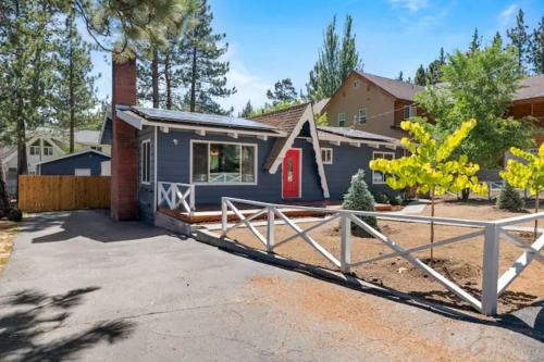 Sleepy Bear Cabin+Close to Resort+HotTub! in Big Bear Lake, USA