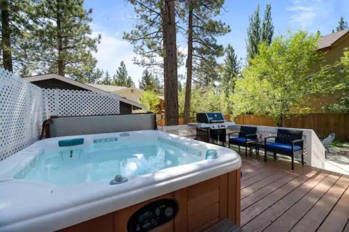 Sleepy Bear Cabin+Close to Resort+HotTub! in Big Bear Lake, USA