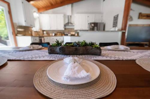 Sleepy Bear Cabin+Close to Resort+HotTub! in Big Bear Lake, USA