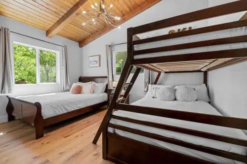 Sleepy Bear Cabin+Close to Resort+HotTub! in Big Bear Lake, USA