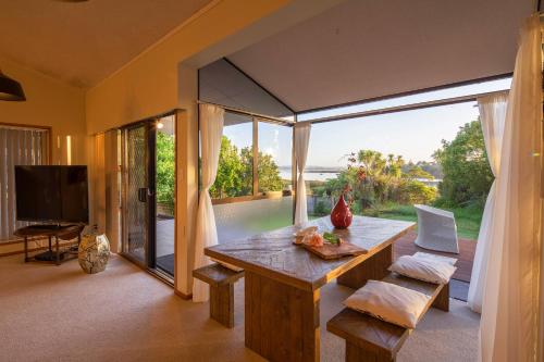 منظر, The waterfront 361-With sea view, skysport and air conditioner in each bedroom in Massey