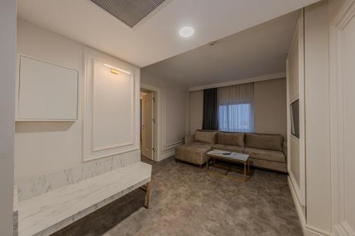 One-Bedroom King Suite with Hot Tub and Sofa Bed - Sea View/Non-Smoking image 9
