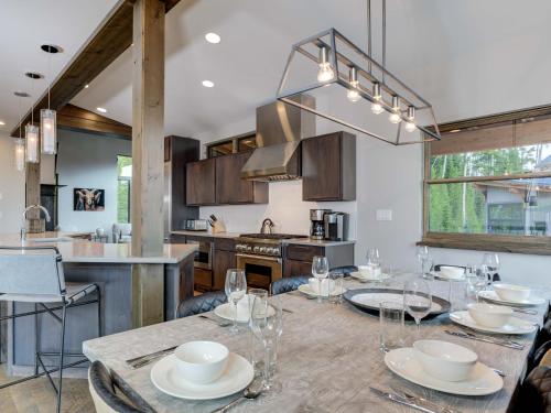 Homestead Chalet 12 Claim Jumper in Big Sky, USA