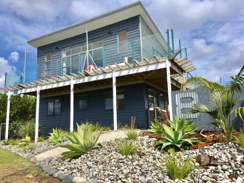 Oceans 8 - Mangawhai Heads Holiday Home, Mangawhai
