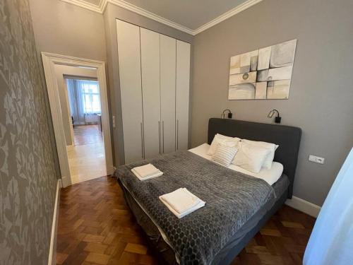 One-Bedroom Apartment image 2