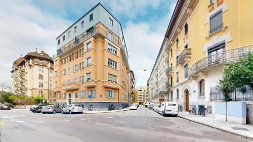 ทัศนียภาพภายนอกโรงแรม, Beautiful modern apartment with balcony in Geneva in แปล็งปาแล