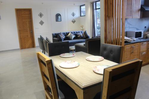 keuken, 140m² 2 slaapkamer, 3 privé badkamer Vrijstaande woning in Dharampur (Kasauli Hill Crest Luxury 2 BHK Valley View) in Dharampur