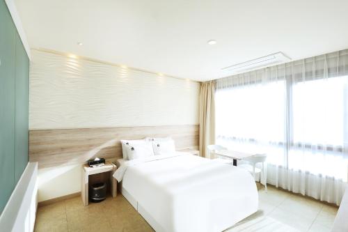 Deluxe Double Room with Bath image 10