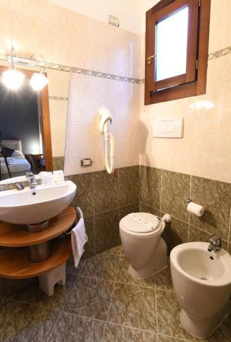 Hotel Cavour - Tap to explore photos