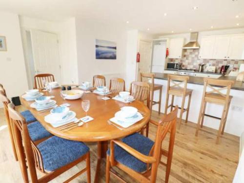 kök, St Joseph’s Spacious Family Holiday Home Sea Views in Östra Ventnor