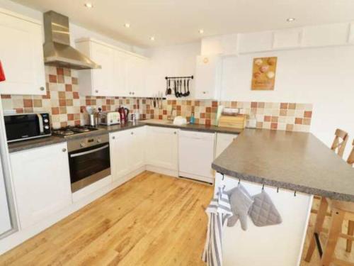 kök, St Joseph’s Spacious Family Holiday Home Sea Views in Östra Ventnor