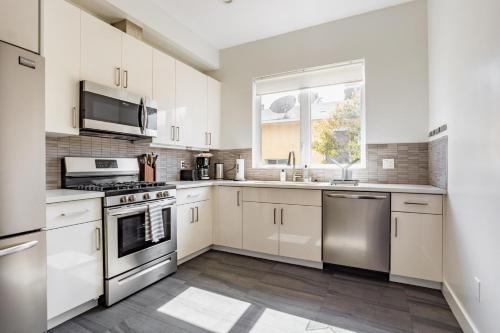 บริการและสิ่งอำนวยความสะดวก, Hollywood 3br nr coffee movies hiking LAX-1155 near สุสานฮอลลีวูด